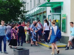 Готовы ругаться и драться жители Ростова в длинных очередях за заветными футбольными купюрами