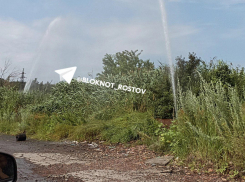 Местной достопримечательностью жители Шахт назвали двойной фонтан из пробитой трубы