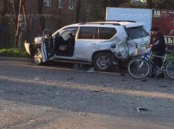 Столкновение бетономешалки и джипа в Таганроге попало на видео 