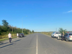 Водитель иномарки нарушил ПДД и двое пассажиров попали в больницу в Ростовской области