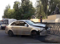 Не справившись с управлением на повороте мужчина влетел в чугунное ограждение в Ростове