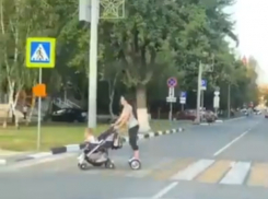 Супермама на гироскутере с коляской в руках удивила ростовчан и попала на видео