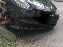 Только что из автосервиса: дорогая иномарка «съехала с катушек» у переходного моста в Ростове