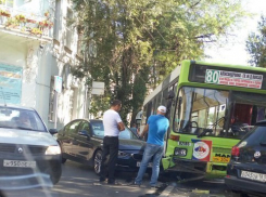 БМВ врезалась в пассажирский автобус в центре Ростова