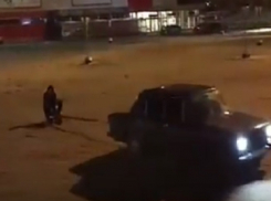 Опасные покатушки любителей экстремального отдыха на парковке у ростовского гипермаркета попали на видео