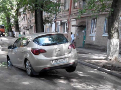 В Ростове на Ленина в очередную дорожную яму угодил автомобиль 