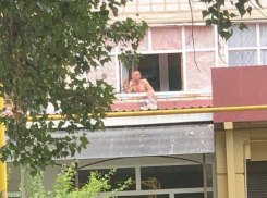В Ростовской области двухлетнего ребенка выгуливали на козырьке магазина