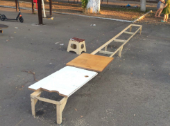 Лавочные «скелеты» рядом с новыми тренажерами в ростовской гимназии возмутили местных жителей