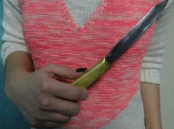 Обиженная женщина пырнула ножом «жадного» до алкоголя супруга в Ростове