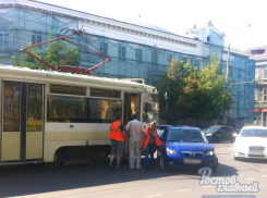 Трамвай в центре Ростова не поделил дорогу с иномаркой и «влетел» в машину