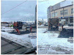 Рабочие на Вавилова в Ростове уложили асфальт поверх снега