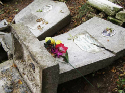 Мародеры надругались над десятками могил ветеранов на Северном кладбище Ростова