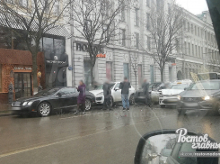 В центре Ростова столкнулись пять элитных иномарок и два такси