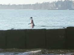 Праздничные купания обнаженной «снегурочки» в подмерзшем заливе рассмешили ростовчан