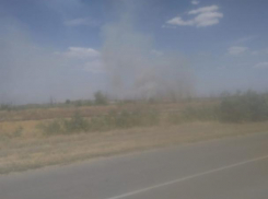 Спасатели три часа тушили пожар на поле под Ростовом