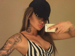 «Адскую боль» для сведения тату за три миллиона предложили вытерпеть секс-звезде «Дома-2» из Ростова