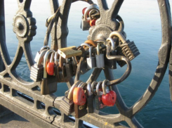 Молодой мужчина погиб, спрыгнув в Дон с «влюбленного» моста в Ростовской области