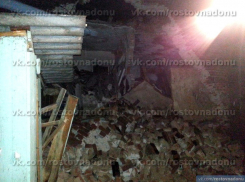 Ростовчанку едва не завалило рухнувшей стеной дома