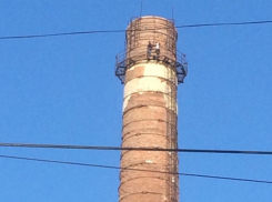 Опасное селфи сделали школьники на высокой трубе оборонного завода в Ростовской области