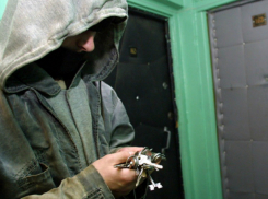 Оставленными ростовчанкой под ковриком ключами от квартиры воспользовался преступник