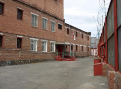 В Ростовской области сотрудника СИЗО осудили за свидание заключенных