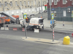 Дорожники, снимающие слой свежеуложенного асфальта в центре, попали на видео и вызвали ярость жителей Ростова 