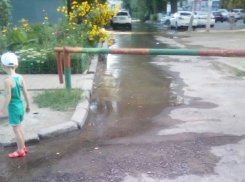 Прорыв канализации на «зловонной» улице Ростова устранили после критики «Блокнота»