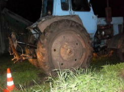 Освещавшую путь фонариком супругу переехал пьяный тракторист в Ростовской области