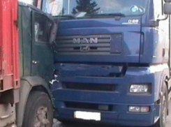 Водитель КамАЗа погиб в страшном лобовом ДТП с фурой на трассе Ростовской области