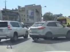 Угодившая прямо в реанимацию из-под колес автомобиля женщина-пешеход в Ростове попала на видео
