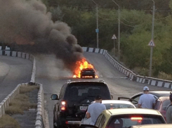 Вспыхнувшая ярким огнем иномарка спровоцировала огромную пробку на мосту в Ростове