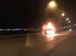 Объятая адским пламенем иномарка выгорела дотла на глазах у спасшегося водителя под Ростовом