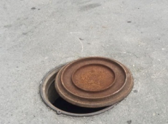 Коварный люк на Семашко в Ростове угрожает здоровью прохожих 