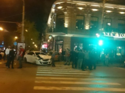 В Ростове столкнулись Opel Insignia и Hyundai Accent: один из автомобилей отлетел в ресторан