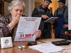 Мастера по объявлению развели пенсионерку на 32 тысячи рублей за замену розетки в Ростове