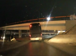Ставший жертвой «проклятого моста» у «Мегамага» в Ростове автобус попал на видео