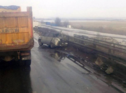 Спешившие на помощь после смертельного ДТП донские спасатели попали в аварию