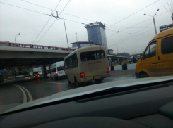 Маршрутка без заднего стекла возит пассажиров в Ростове