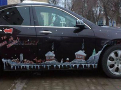 Новогодними рисунками украсил донской пожарный машину коллеги