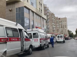 У горбольницы в Ростове выстроилась очередь машин скорой помощи