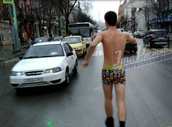 Симпатичный полуголый парень в «романтичных» трусах пробежался по главной улице Ростова