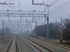 Мужчина выжил после того, как его сбил грузовой поезд в Ростовской области