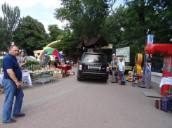 Джип с красивыми номерами Кубани катался по центральной аллее парка имени Горького в Ростове