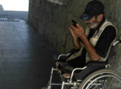 Попрошайка-инвалид с дорогим смартфоном удивил прохожих у вокзала в Ростове