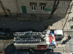 Припаркованные в два ряда автомобили блокировали проезд пожарных в Ростове
