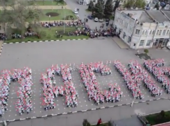 В Ростовской области горожане выстроились в слово «победа» и исполнили песню