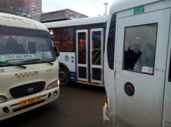 Авария с участием двух пассажирских автобусов произошла на перекрестке в Ростове