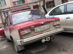 Девичий «секрет» под амбарным замком в красной машине обнаружил мужчина в Ростове