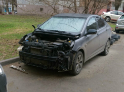 Надругательство над черной иномаркой в Северном микрорайоне Ростова устроили автоворы