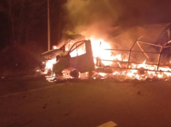 Четыре грузопассажирские газели сгорели в одном дворе в Ростовской области